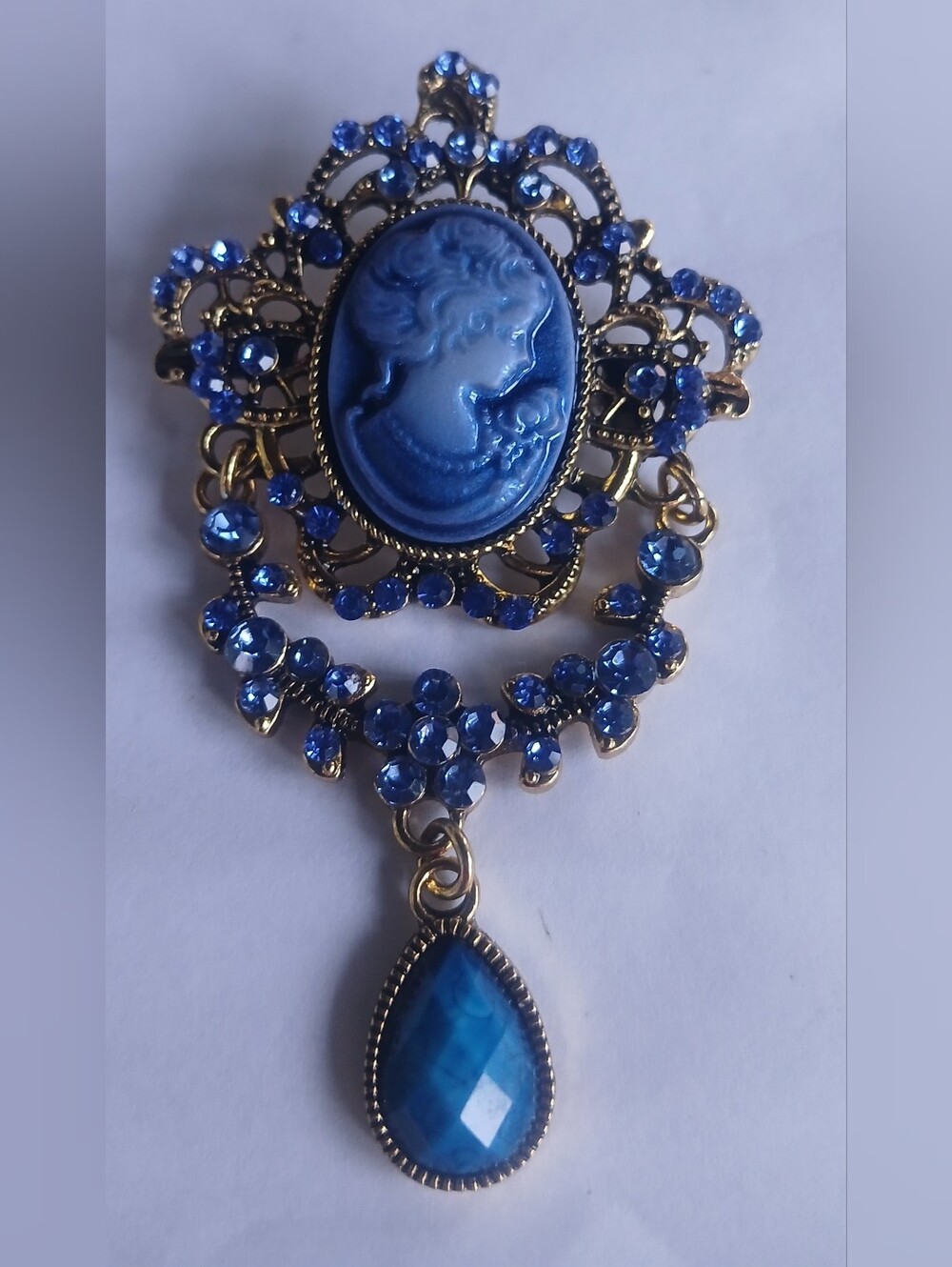 NWOT Blue Cameo Teardrop Brooch